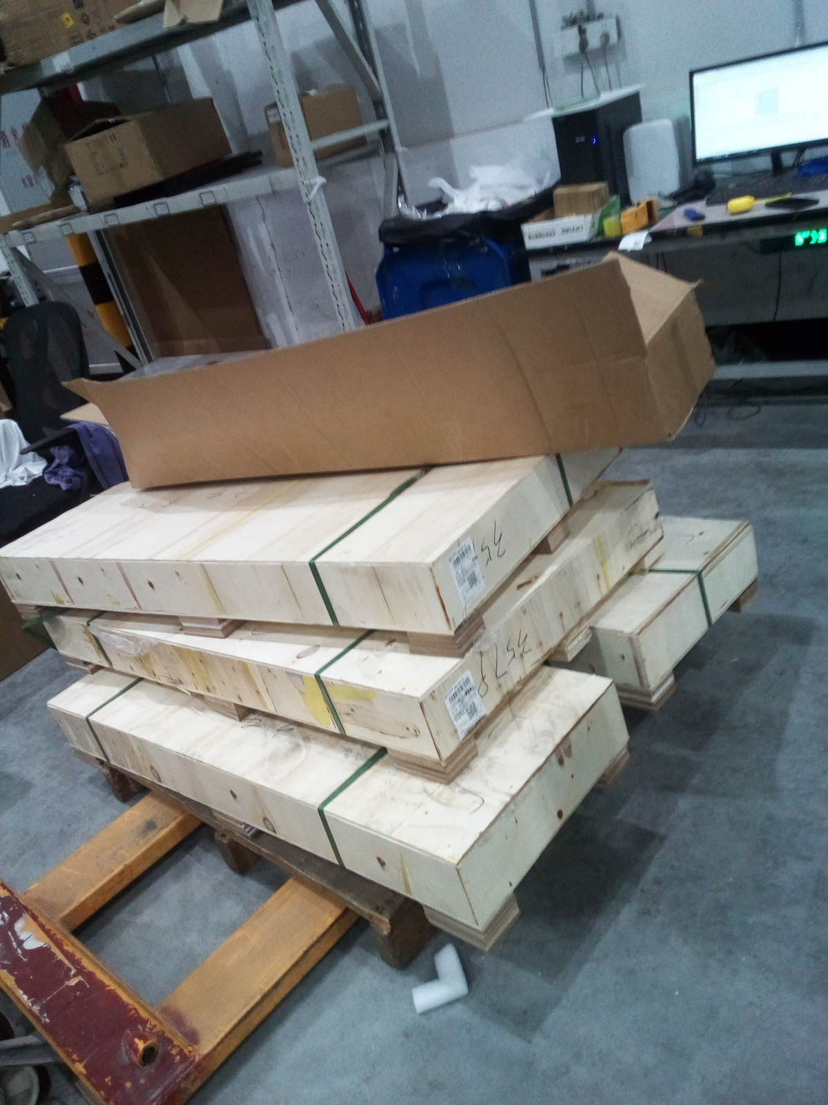 Glass display cabinet, 140 cm as received — shipping record SR-2026-070