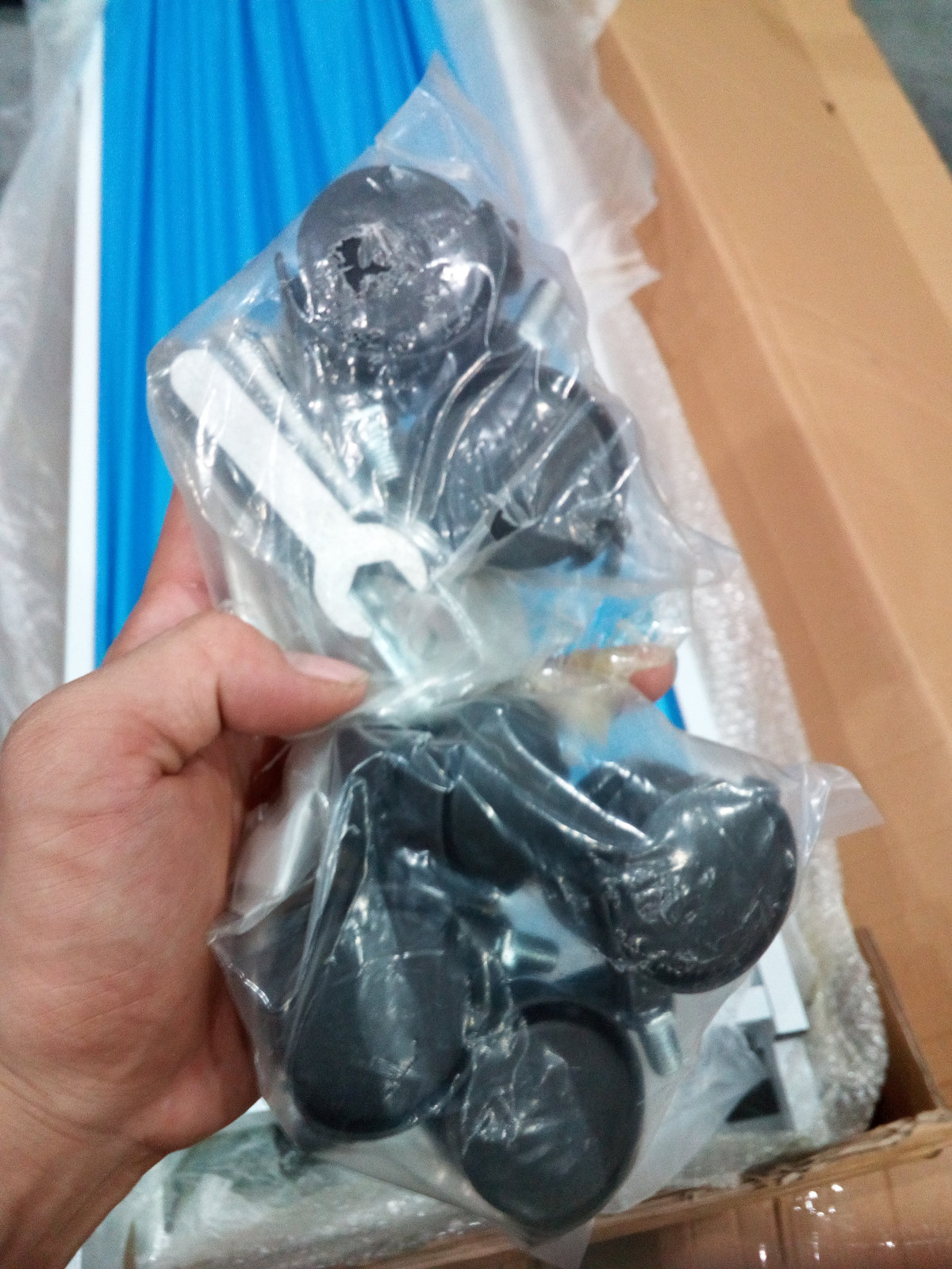 Four-panel folding room divider — Fittings and hardware