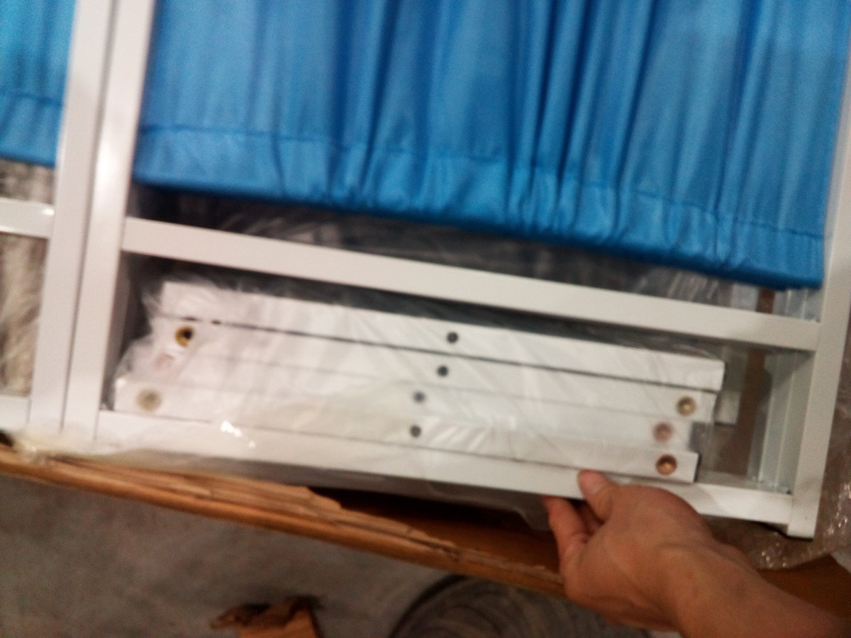 Four-panel folding room divider — Documentation and loose components
